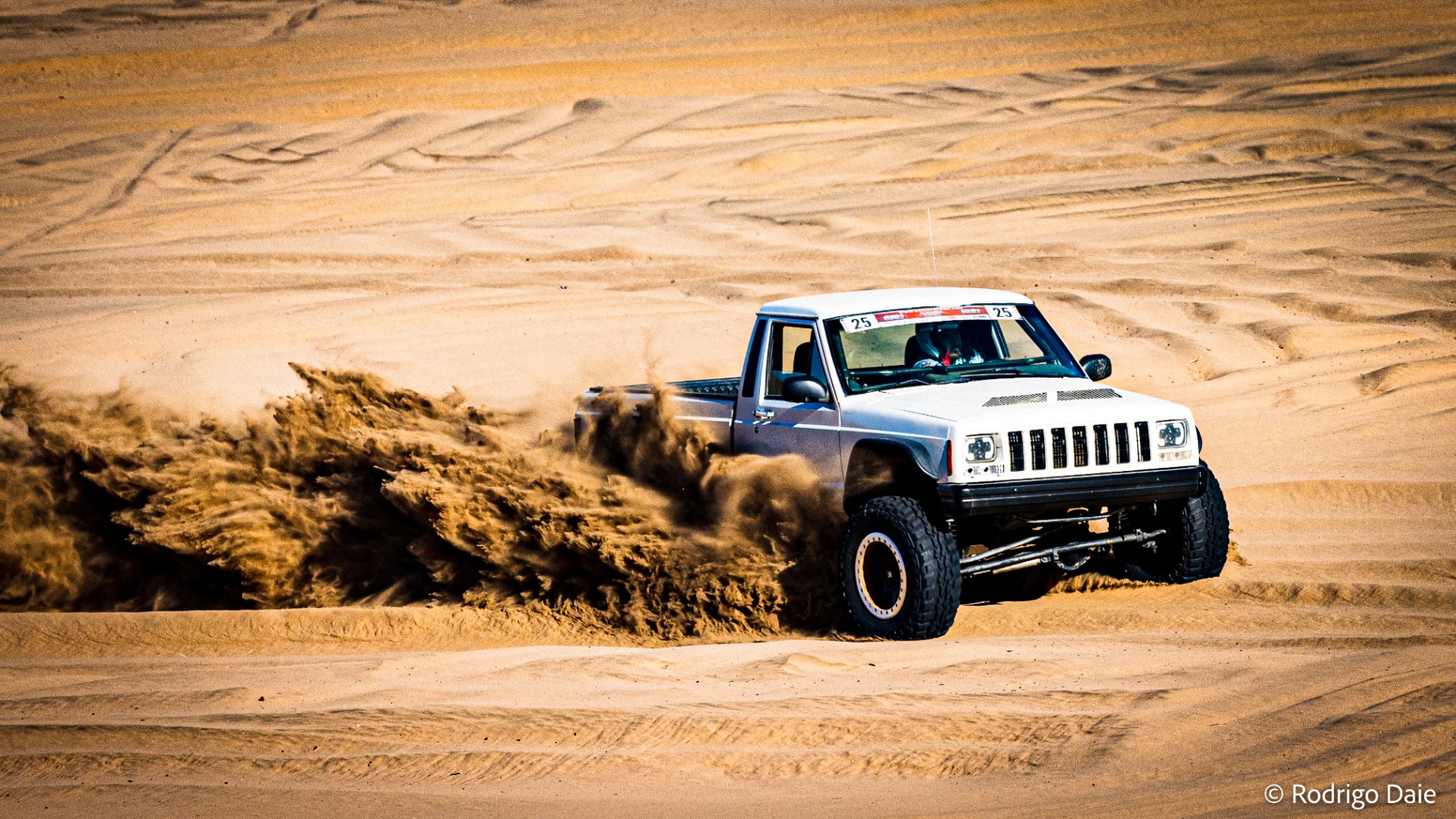 Jeep Comanche SS de TM Offroad Garage en plena acción sobre dunas